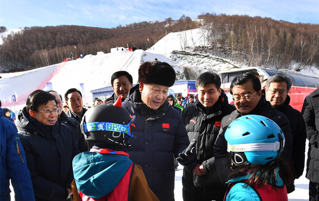 中共中央总书记、国家主席、中央军委主席习近平在云顶滑雪场亲切勉励参加滑雪冬令营的少年儿童。